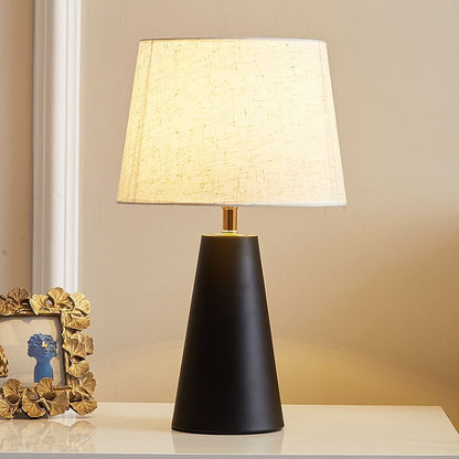 Nachttischlampe mit Steinoptik, nordisch