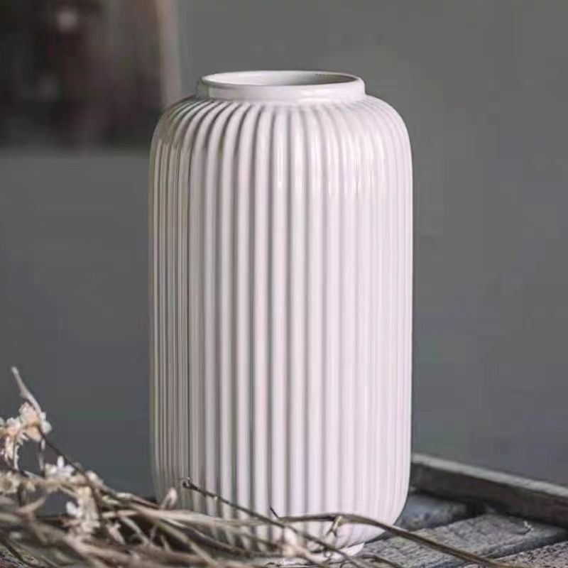 Keramikblumenvase mit Rillen, modern, Weiß