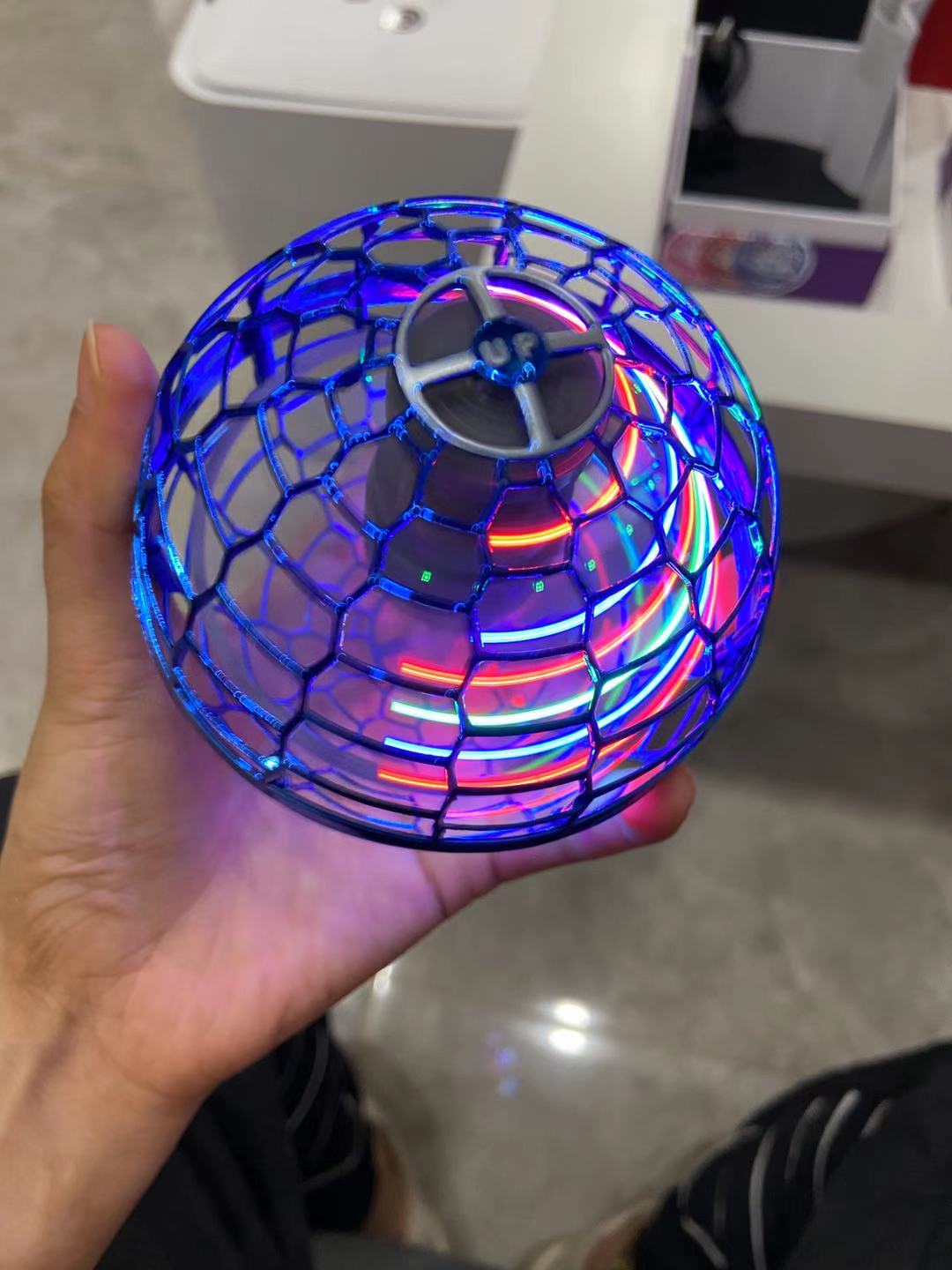 Flynova Pro fliegende Ball Spin Toy Handgesteuertes Drone-Hubschrauber 360 Grad drehendes Mini-UFO mit Licht Kinder Geschenke