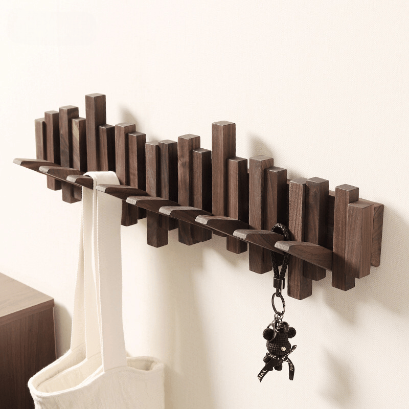 Holz Wandkleiderbügel mit einklappbaren Haken und minimalistischen Design | Brehn