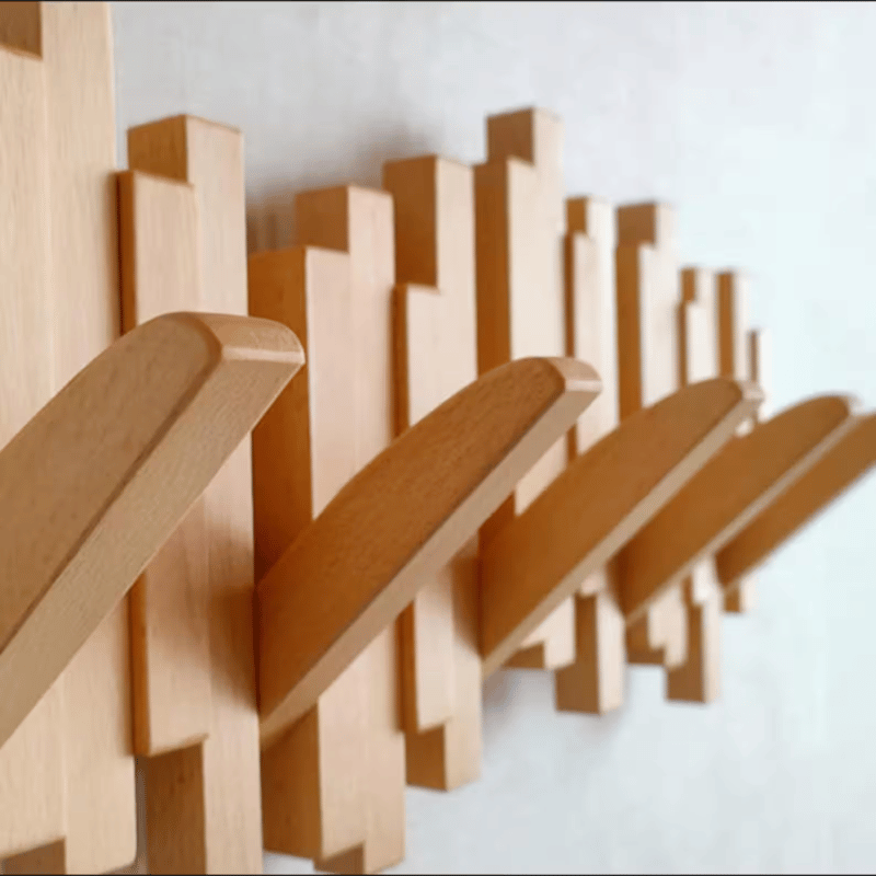 Holz Wandkleiderbügel mit einklappbaren Haken und minimalistischen Design | Brehn