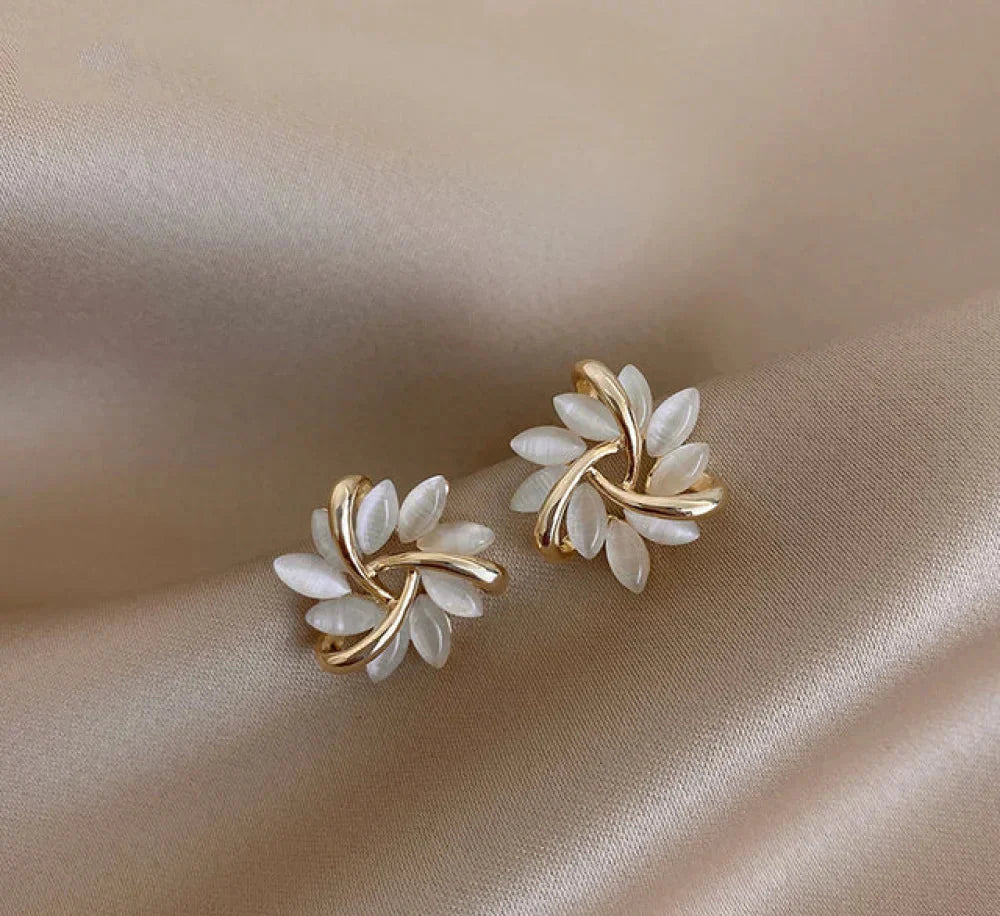 Brehn | Elegante und exquisite goldene Opal-Blumen-Kreis-Stift-Ohrstecker