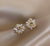 Brehn | Elegante und exquisite goldene Opal-Blumen-Kreis-Stift-Ohrstecker