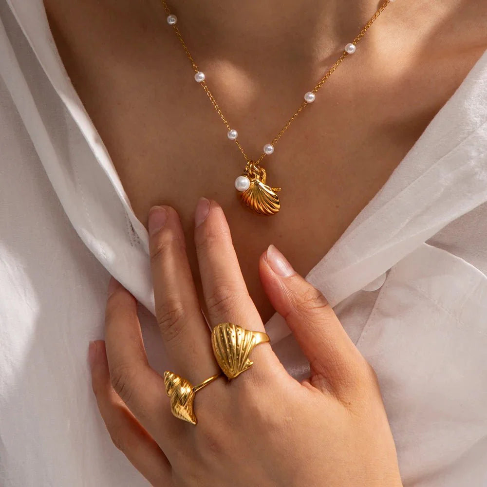 Brehn | Elegante zarte Abstand Perlen Muschelkette
