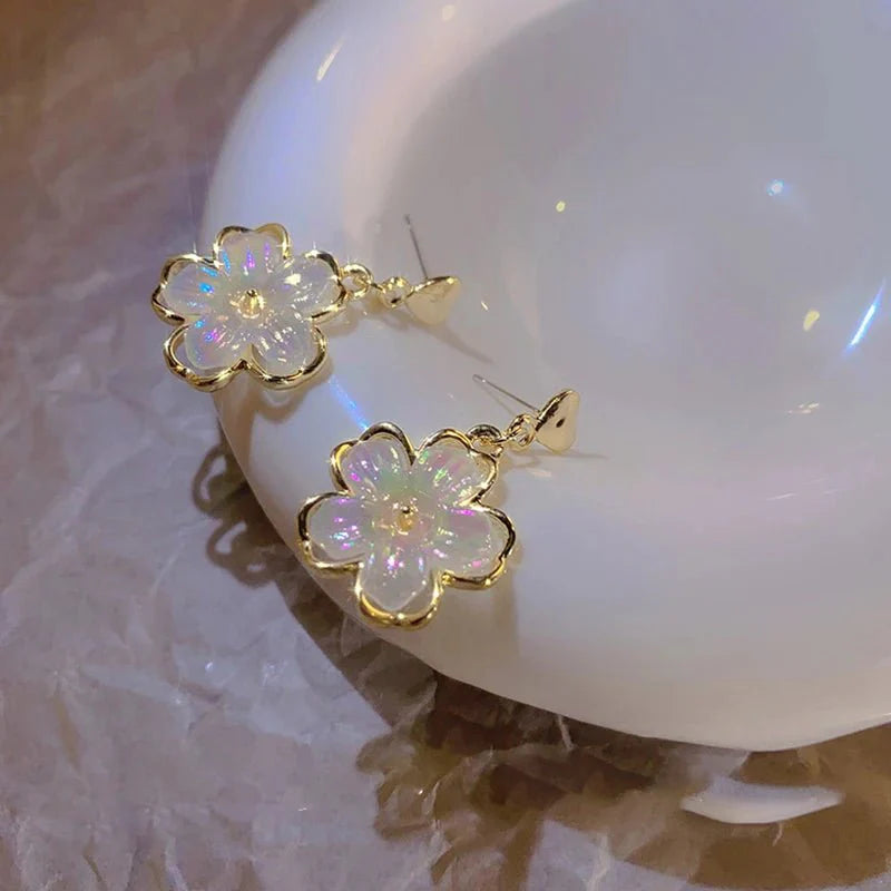Brehn | Elegante goldverzierte Blumenohrstecker