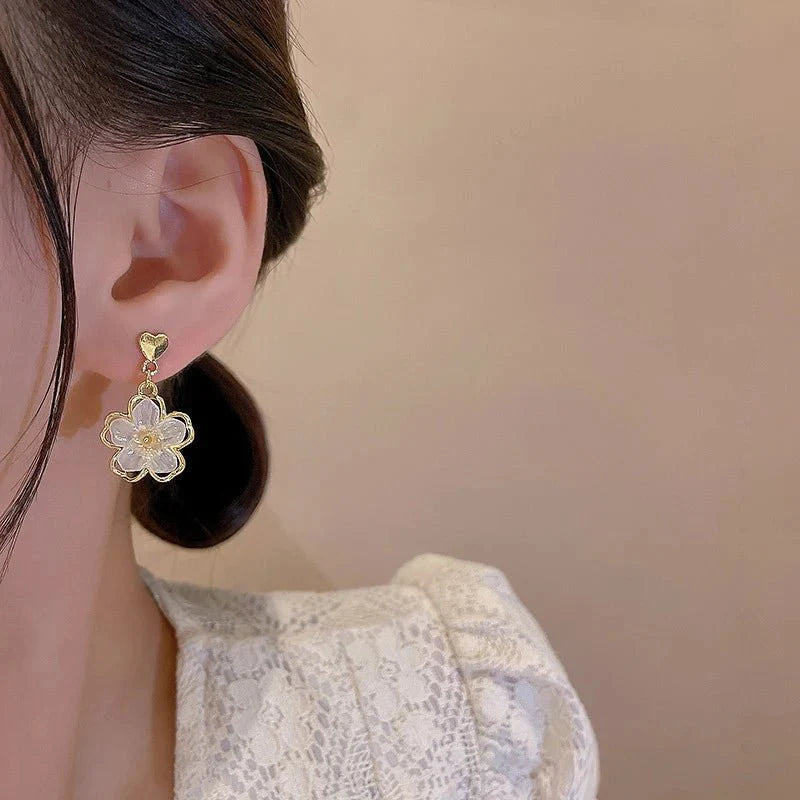 Brehn | Elegante goldverzierte Blumenohrstecker