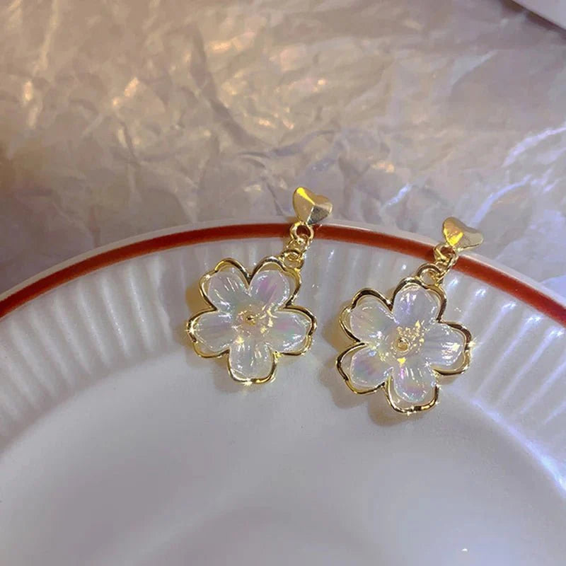 Brehn | Elegante goldverzierte Blumenohrstecker