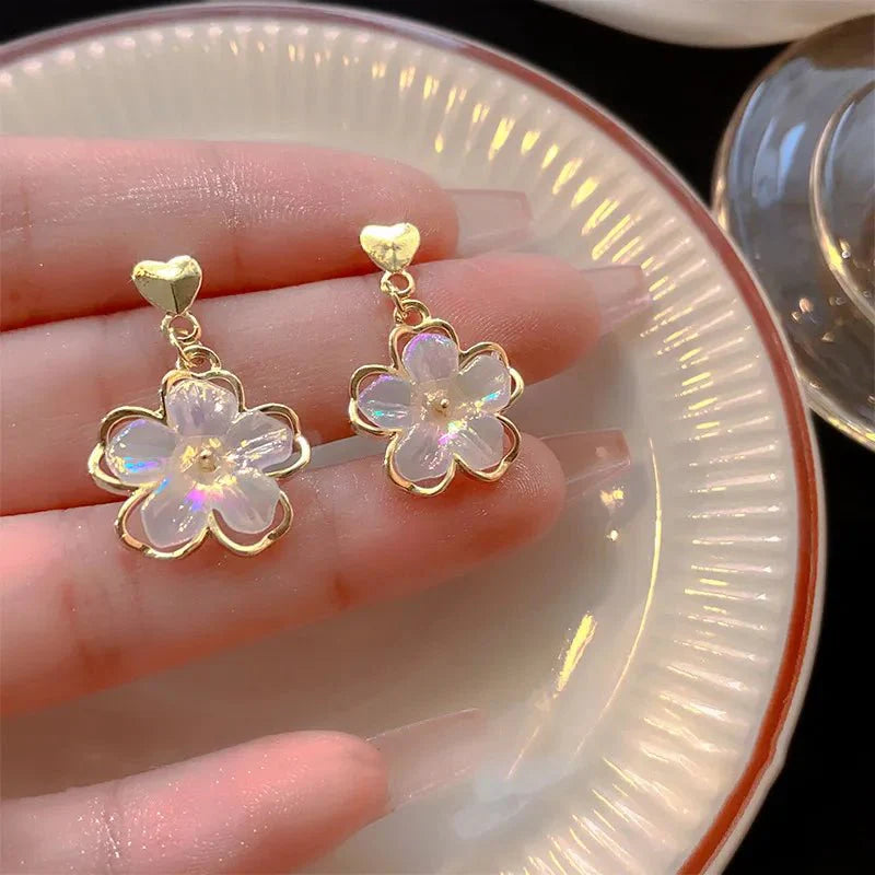Brehn | Elegante goldverzierte Blumenohrstecker