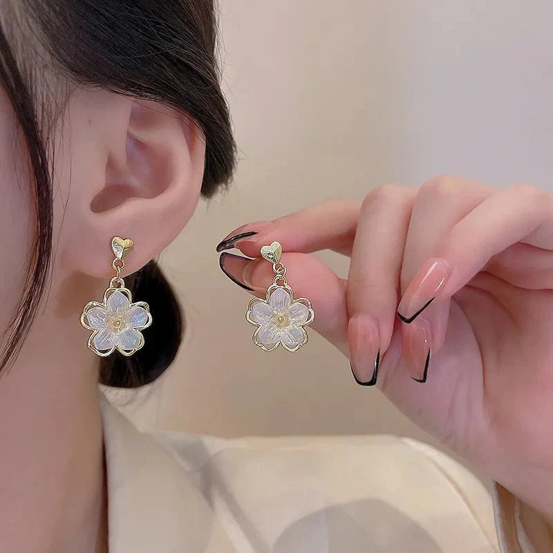 Brehn | Elegante goldverzierte Blumenohrstecker
