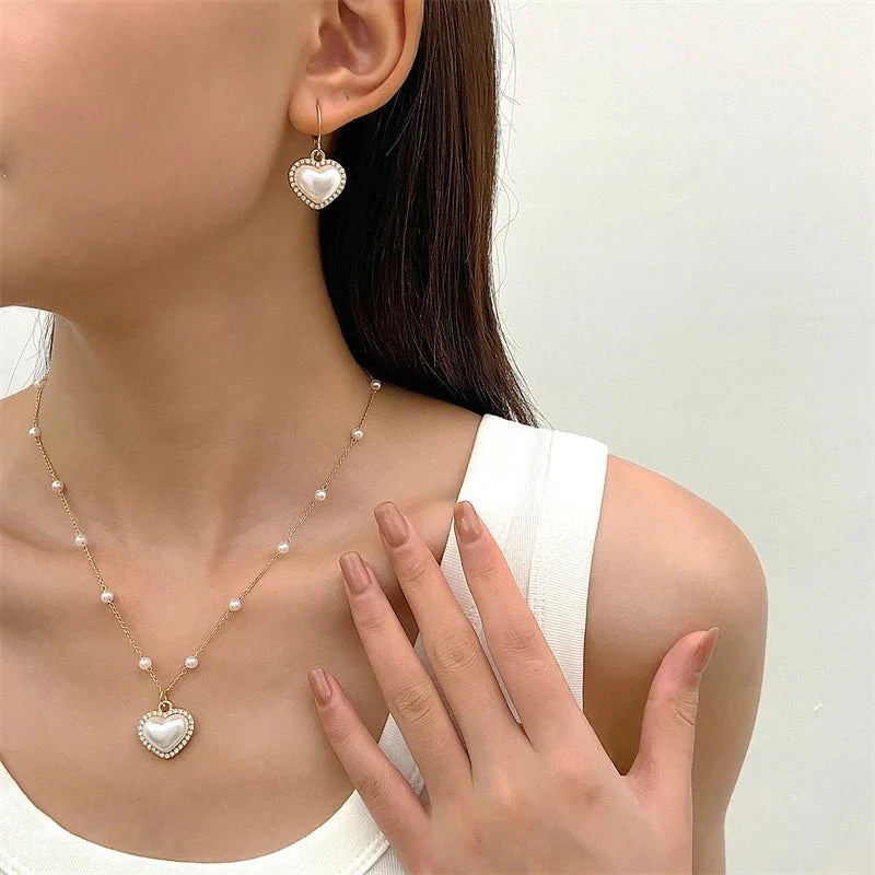 Brehn | Elegantes Perlenherz-Halsketten- und Ohrringe-Set