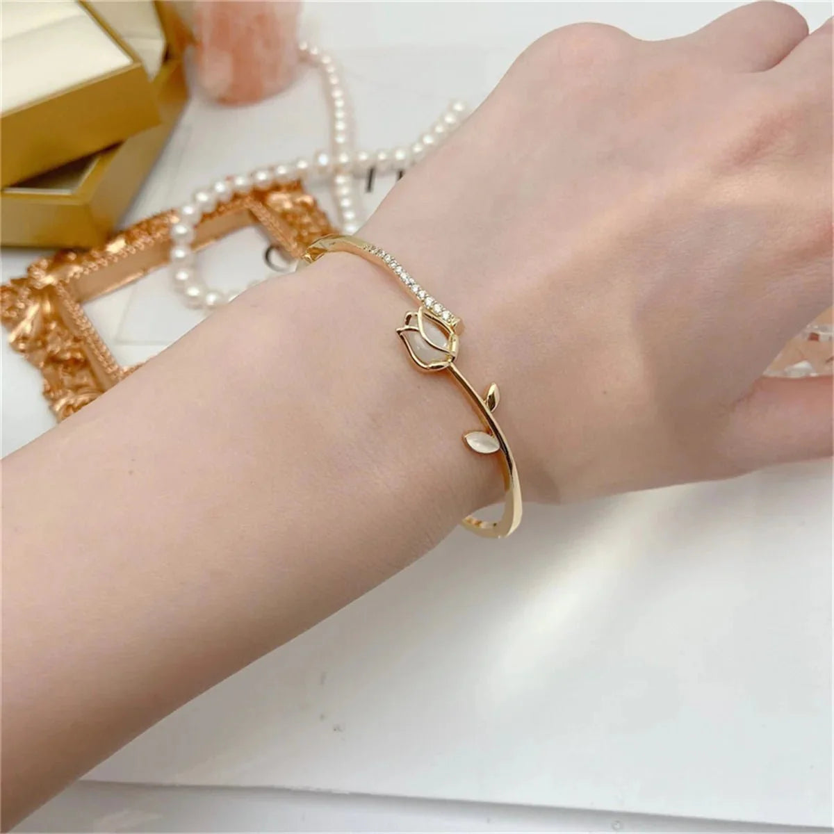 Brehn | Elegante Tulpe Opal Diamant Akzent Armband