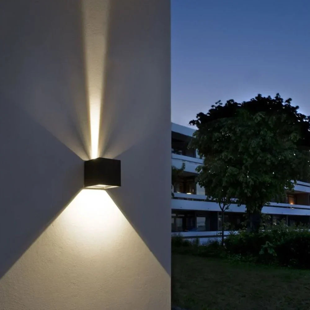 Moderne Wandleuchte aus schwarzem Aluminium