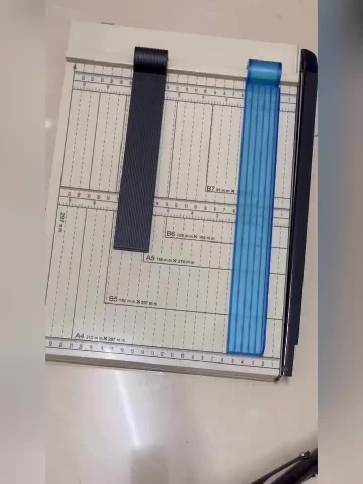 Manueller Papierschneider A4 – Präzise und Stabil | Brehn