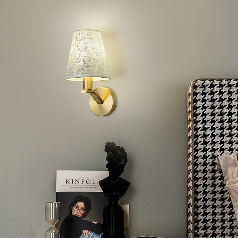 Stylische Stoffwandlampe mit elegantem floralem Design