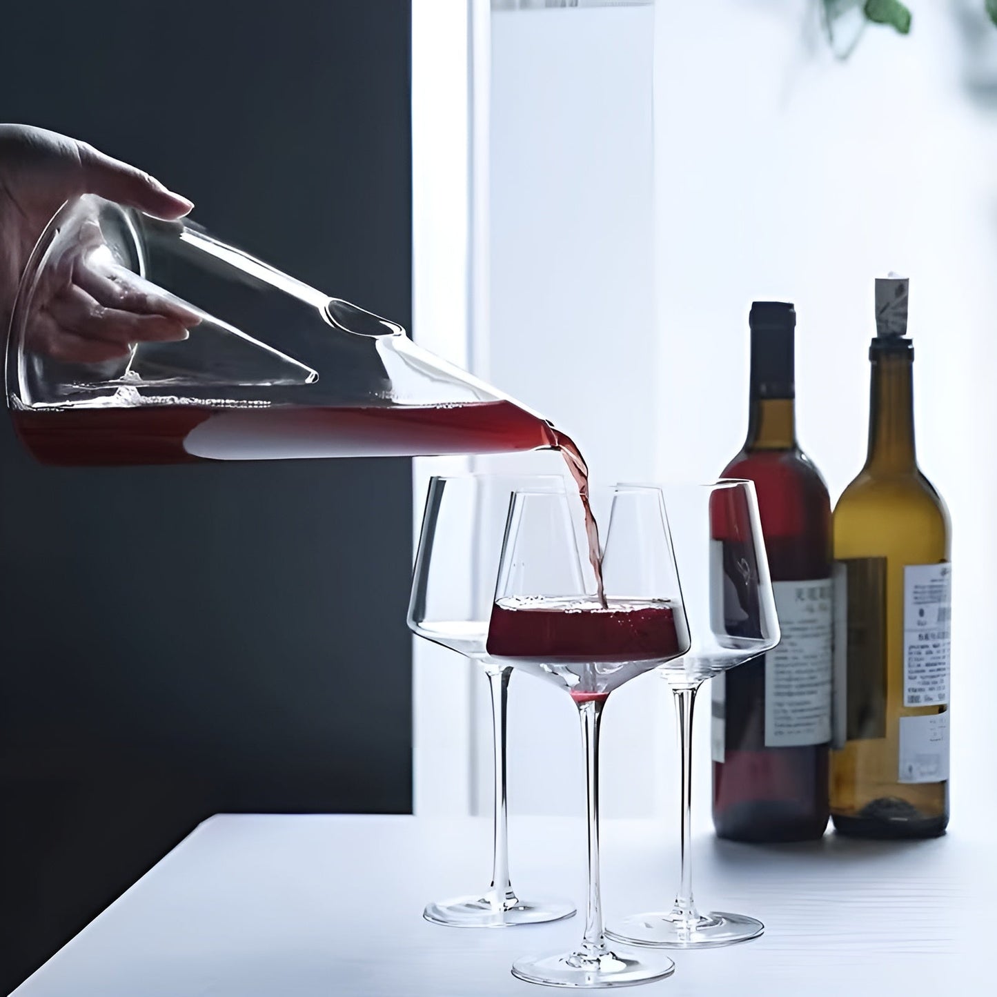 Rotweinkaraffe aus Glas – Stilvolle Belüftung durch Wasserfall-Ausgießfunktion | Inklusive Kühlbehälter