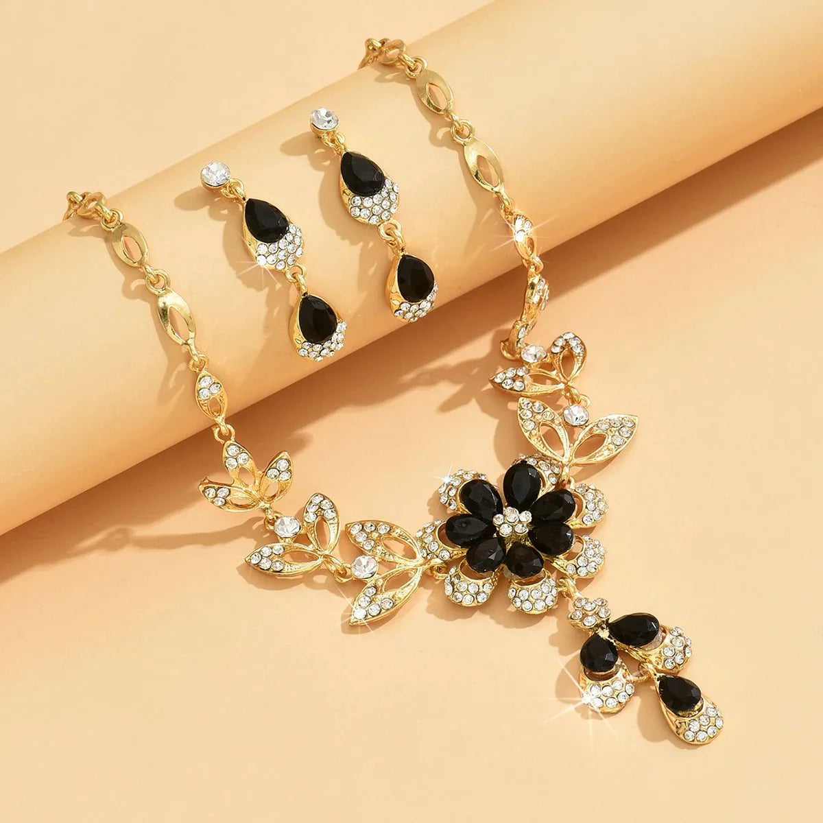 Brehn | Florales Diamant-Halsketten- und Ohrringe-Set