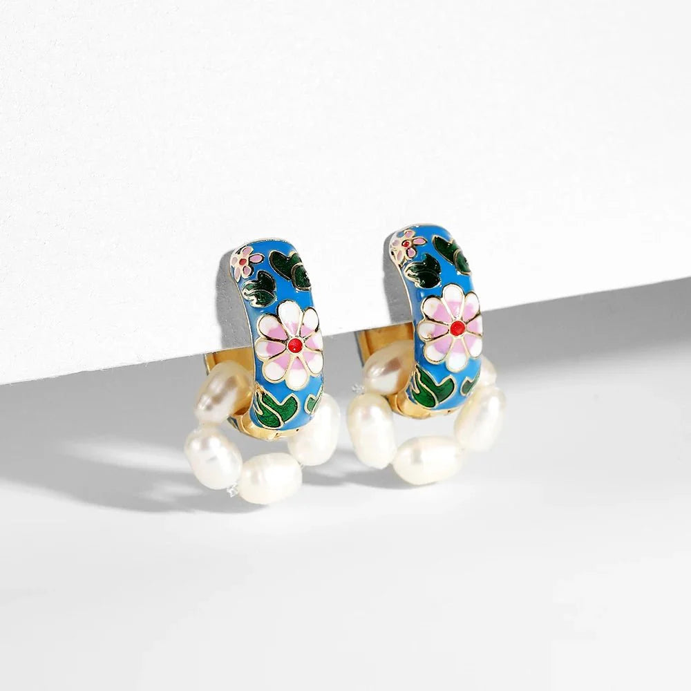 Brehn | Florale Eleganz Perlen Emaille Creolen