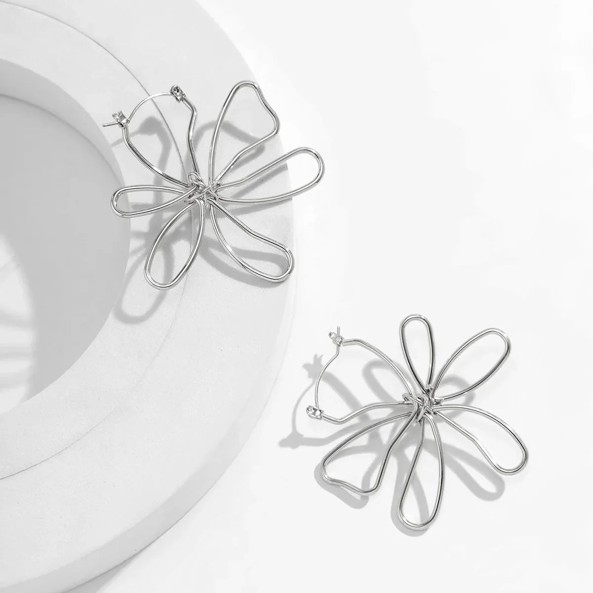 Brehn | Florale Knoten Umriss Ohrringe