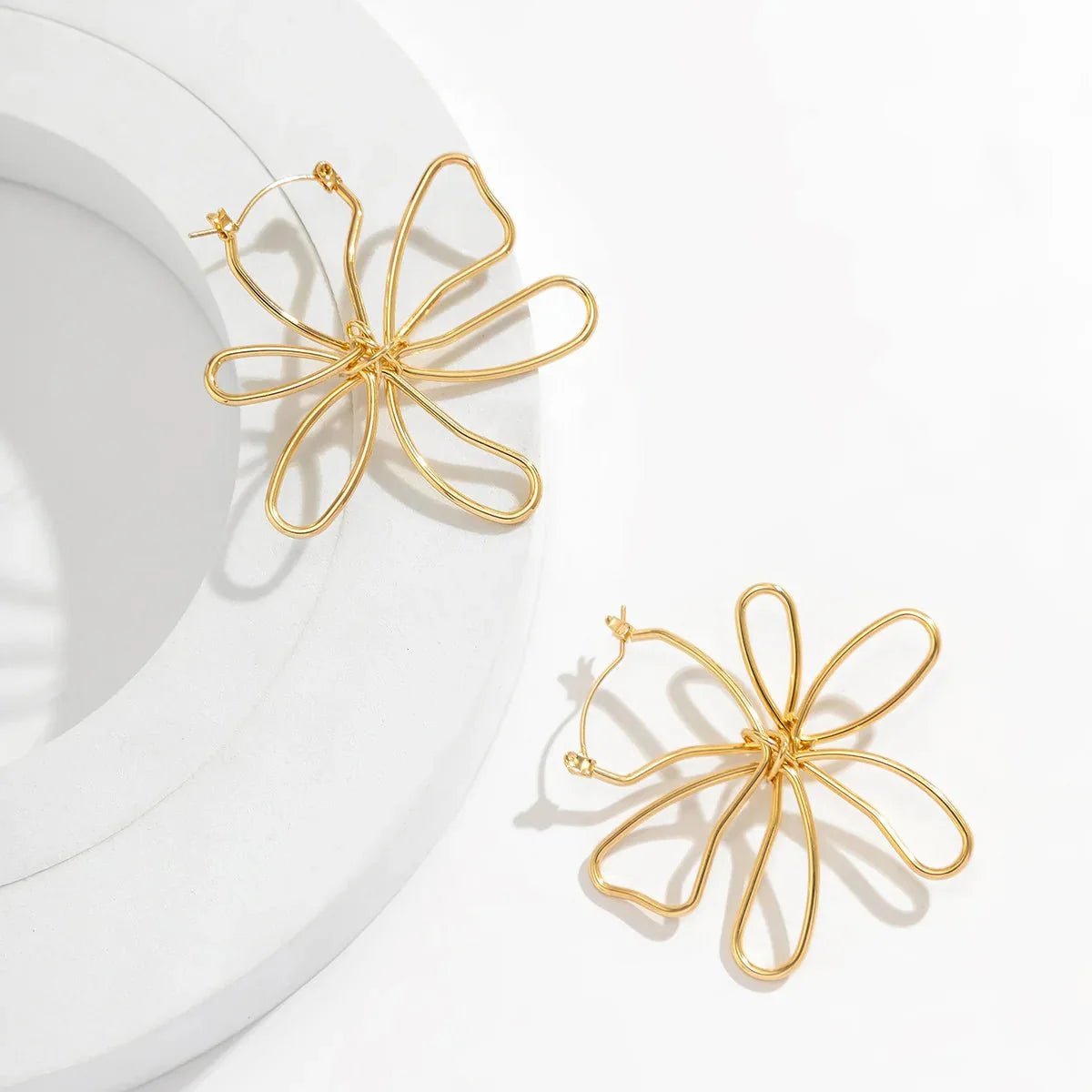 Brehn | Florale Knoten Umriss Ohrringe