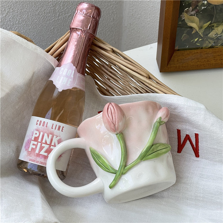 Künstlerische 3D Blumenceramic Tasse – Fesselndes Tulpen- & Rosendesign