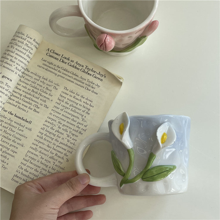 Künstlerische 3D Blumenceramic Tasse – Fesselndes Tulpen- & Rosendesign