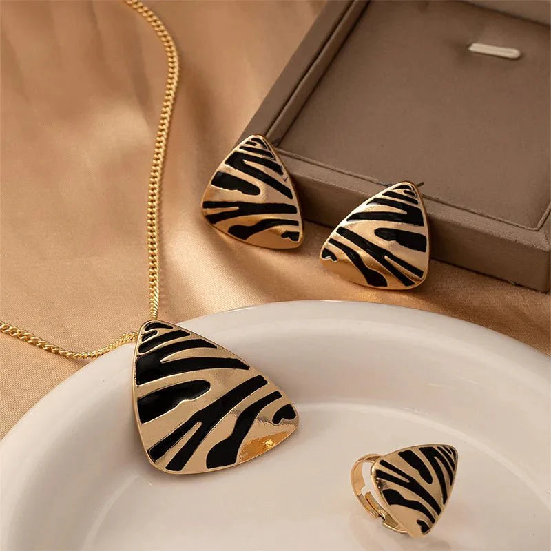 Brehn | Geometrisches Leopardenmuster Halskette, Ring, Ohrringe Set
