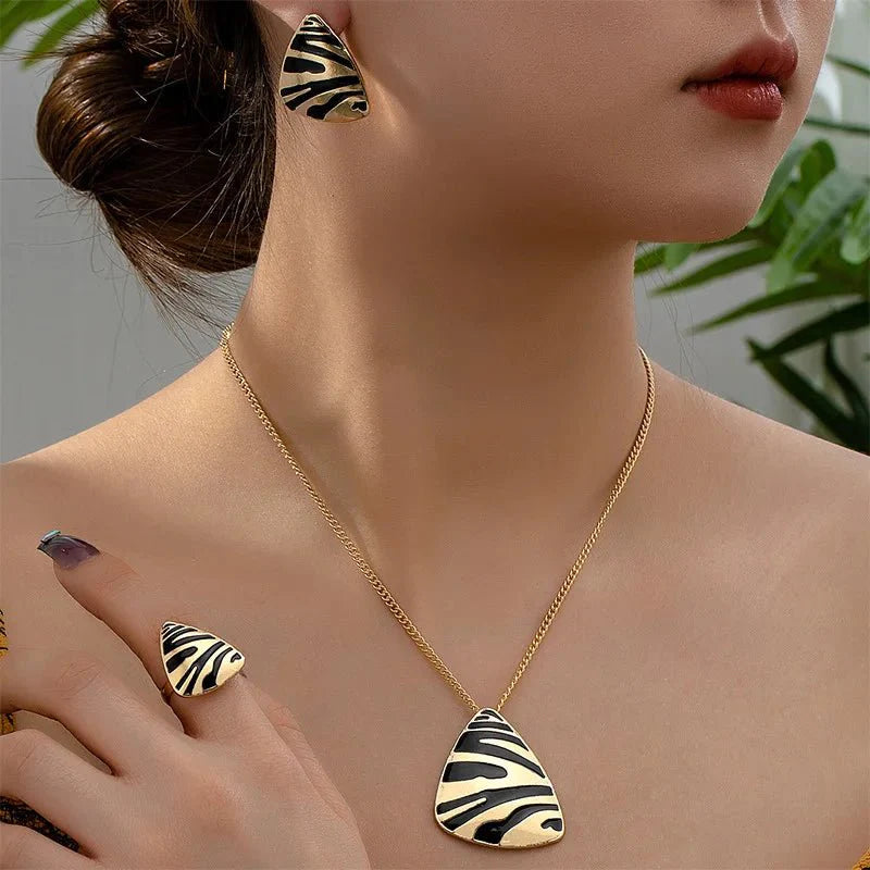 Brehn | Geometrisches Leopardenmuster Halskette, Ring, Ohrringe Set