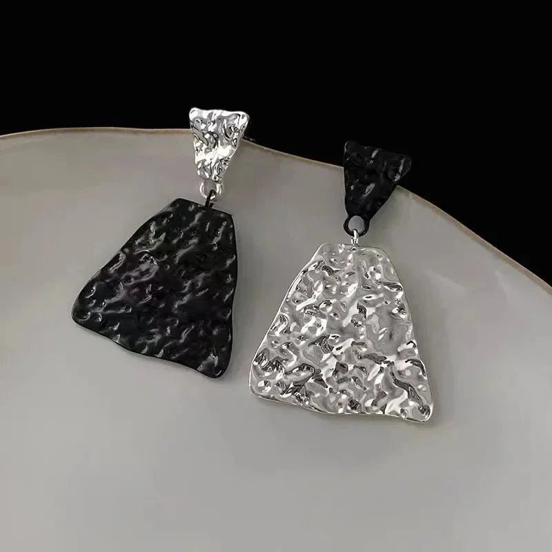 Brehn | Geometrische Texturierte Schwarz-Weiß Ohrringe