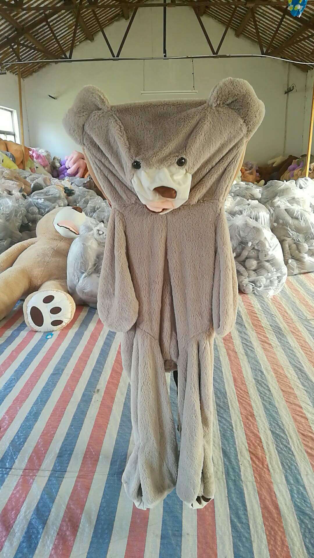 Brehn | Riesiger Plüsch-Teddy – HugHero