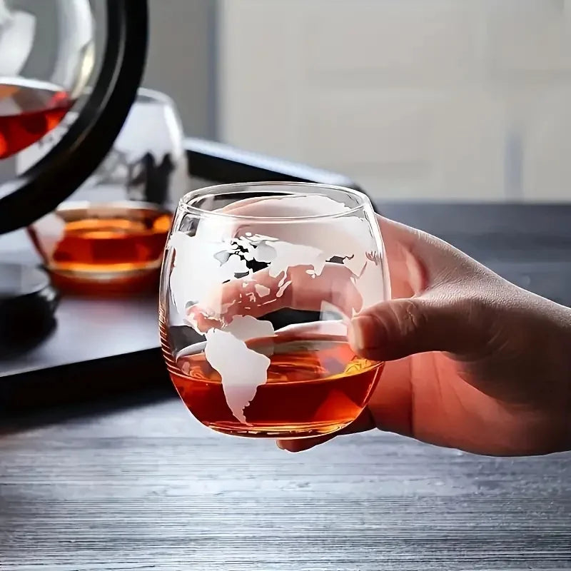 Glas Whisky Dekanter Set mit Holzständer Graviertes Weltkugel-Design | Brehn