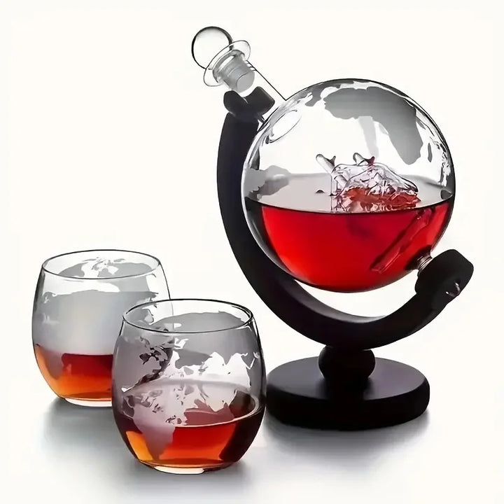 Glas Whisky Dekanter Set mit Holzständer Graviertes Weltkugel-Design | Brehn