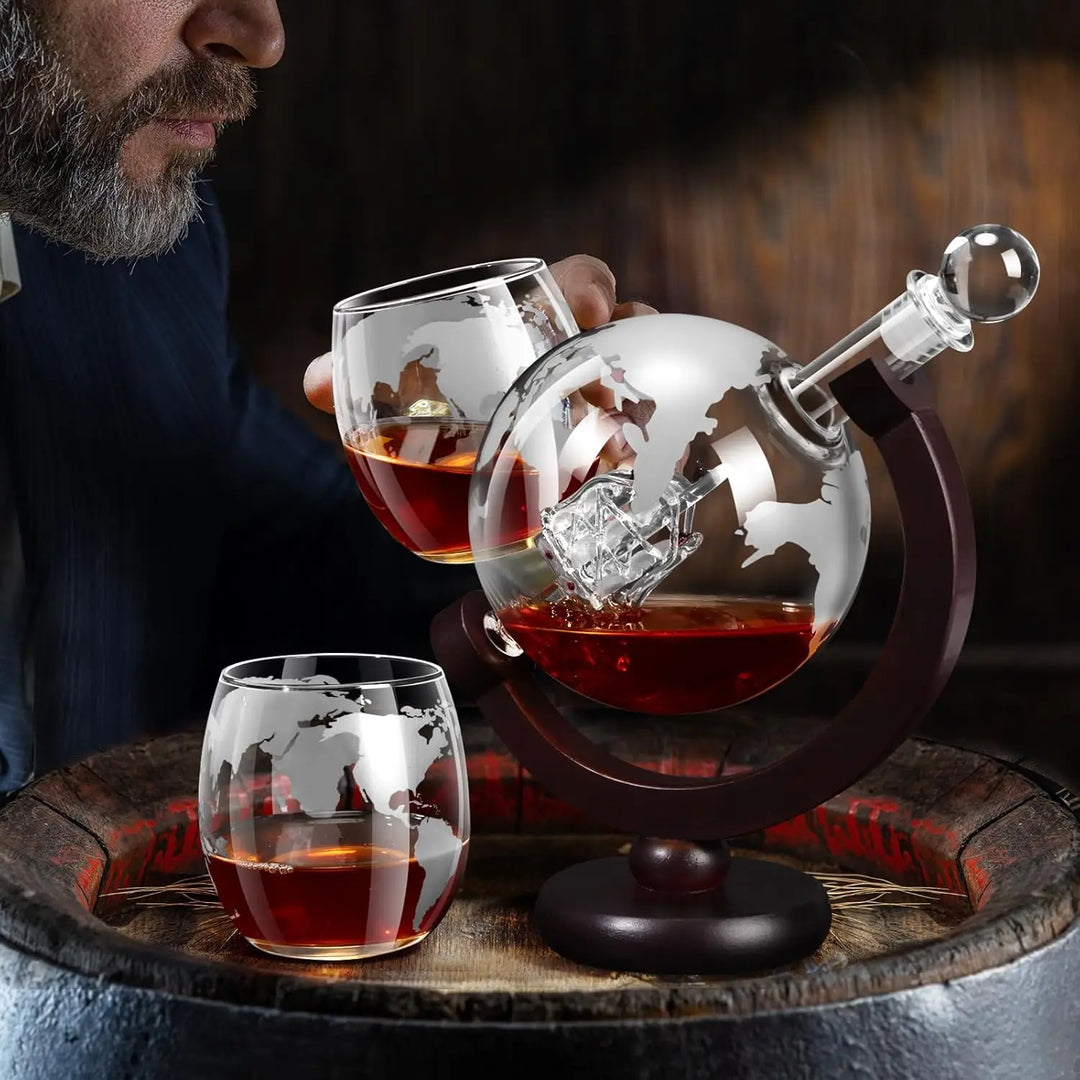 Glas Whisky Dekanter Set mit Holzständer Graviertes Weltkugel-Design | Brehn