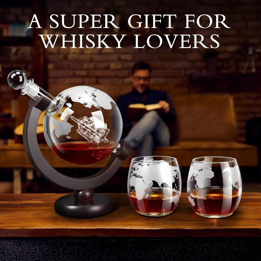 Glas Whisky Dekanter Set mit Holzständer Graviertes Weltkugel-Design | Brehn