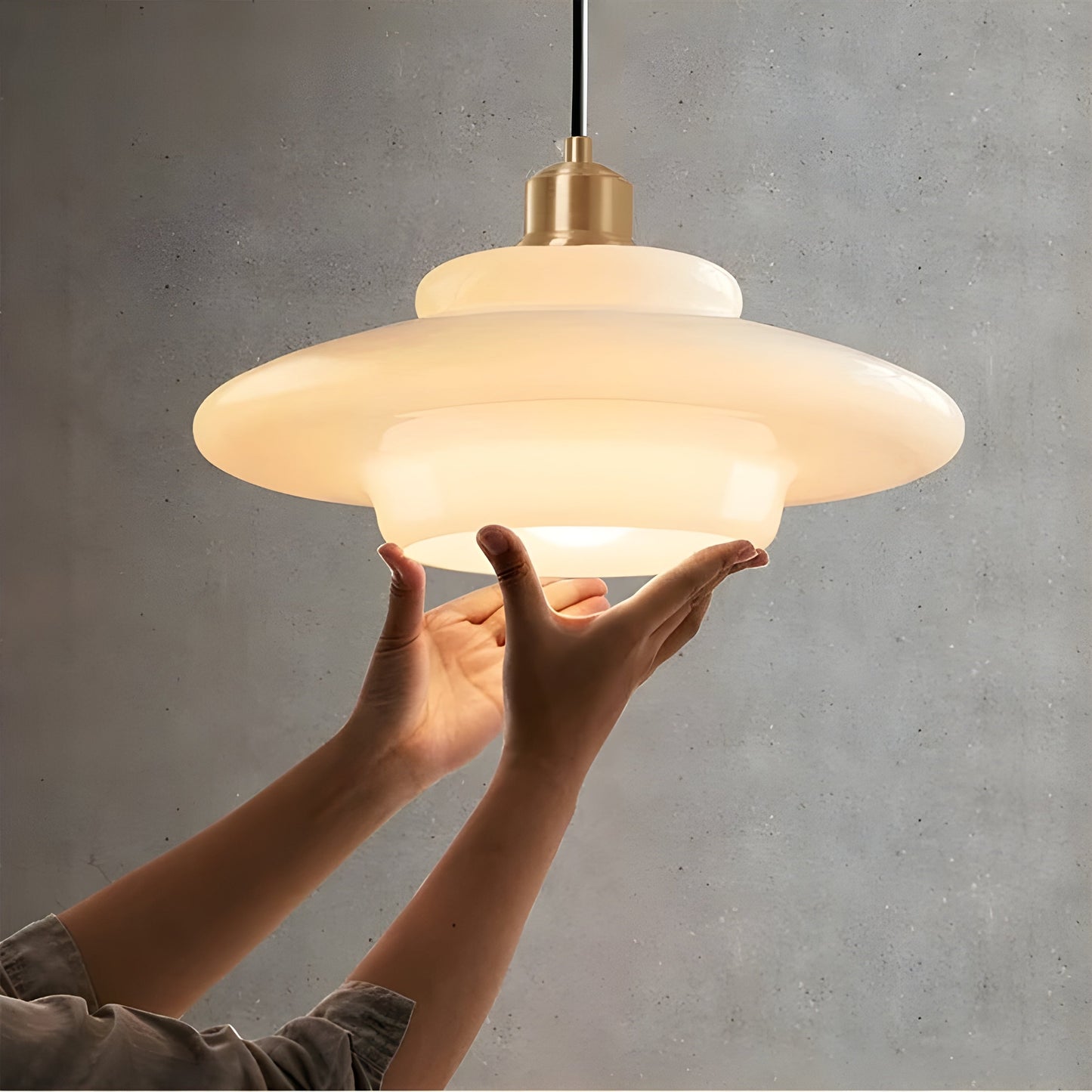 AuraBeam Licht – Minimalistische cremefarbene LED-Pendelleuchte aus Glas | Brehn