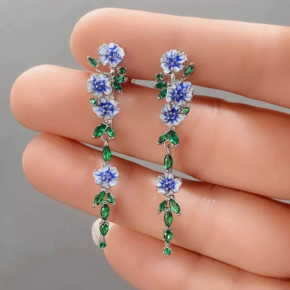 Brehn | Glänzende blaue blumige hängende Ohrringe