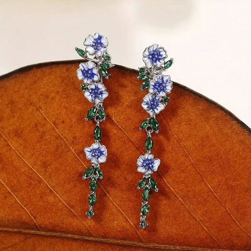Brehn | Glänzende blaue blumige hängende Ohrringe