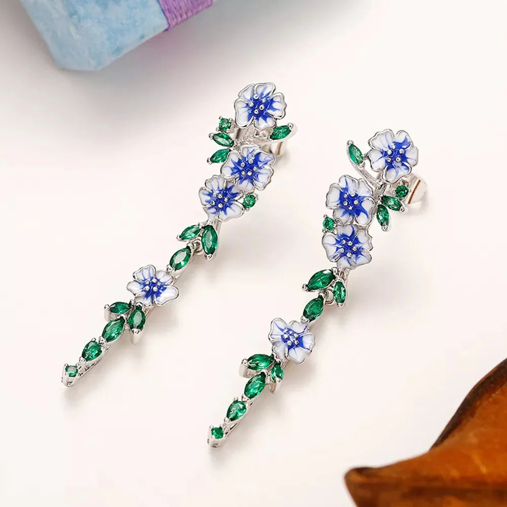 Brehn | Glänzende blaue blumige hängende Ohrringe