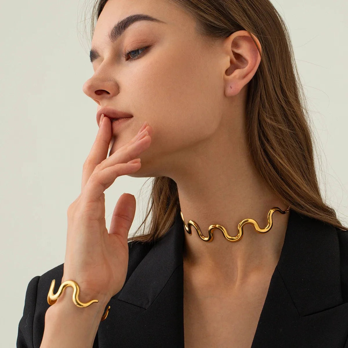 Brehn | Gold wellenförmiges Statement-Armband und Halskette