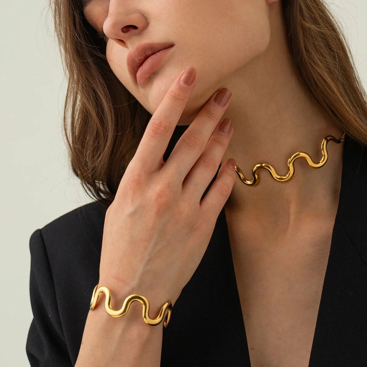 Brehn | Gold wellenförmiges Statement-Armband und Halskette