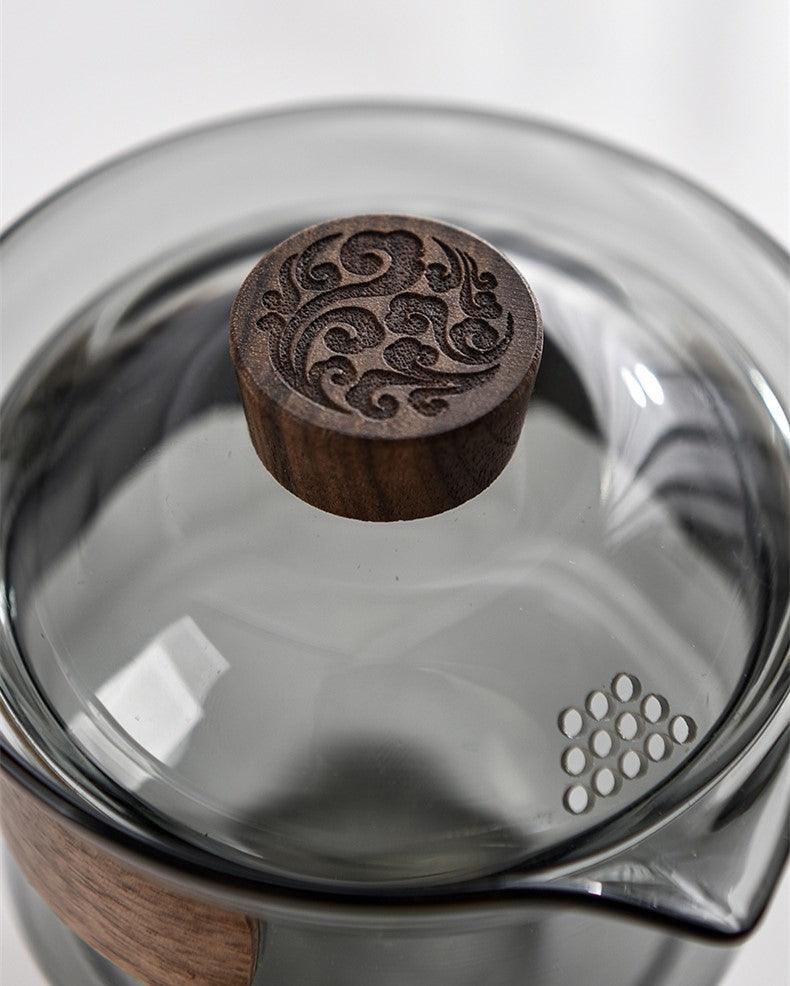 Elegante hitzebeständige Glastasse mit Walnussdeckel für Teeliebhaber