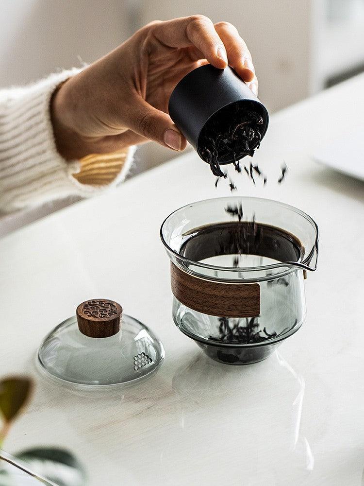 Elegante hitzebeständige Glastasse mit Walnussdeckel für Teeliebhaber