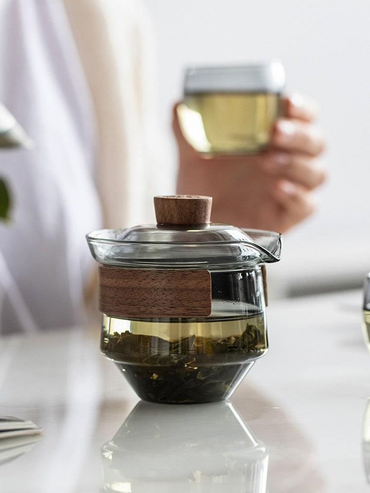 Elegante hitzebeständige Glastasse mit Walnussdeckel für Teeliebhaber