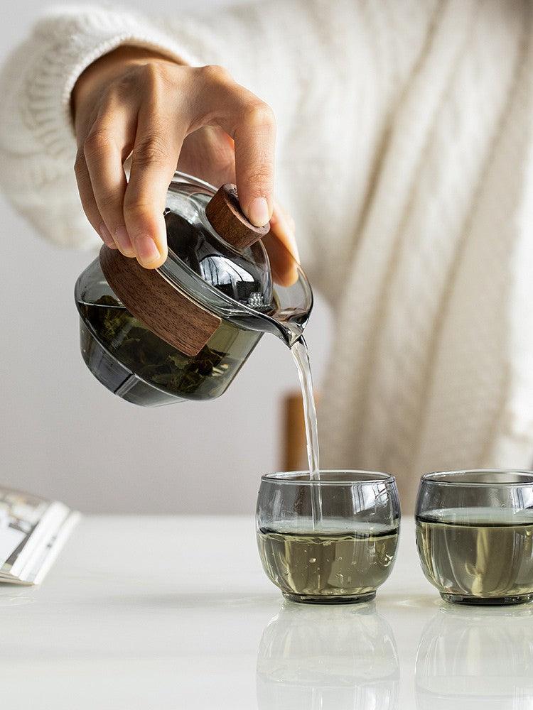 Elegante hitzebeständige Glastasse mit Walnussdeckel für Teeliebhaber