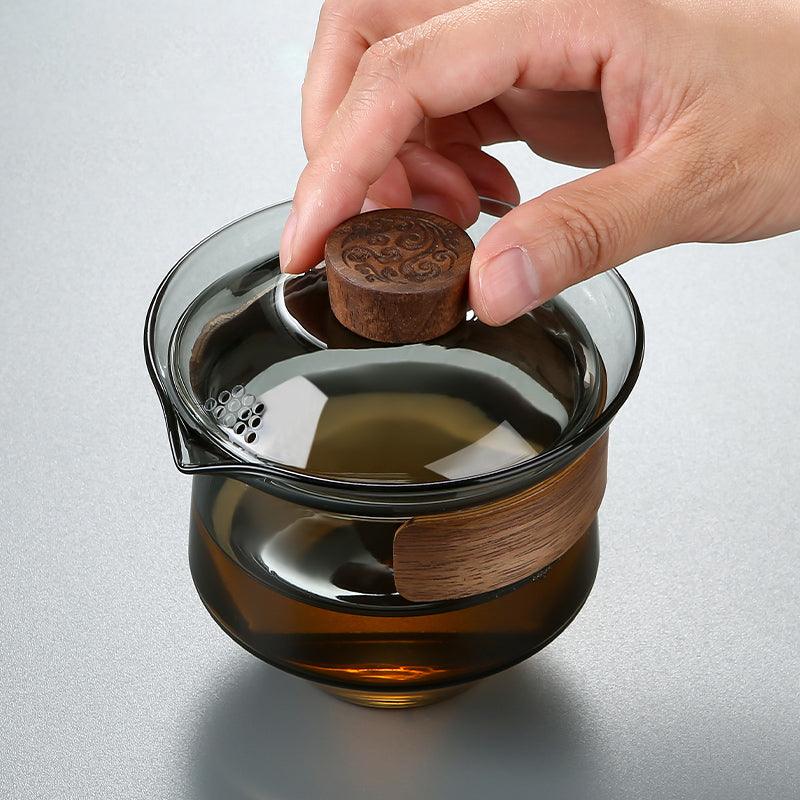 Elegante hitzebeständige Glastasse mit Walnussdeckel für Teeliebhaber