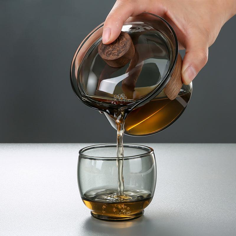 Elegante hitzebeständige Glastasse mit Walnussdeckel für Teeliebhaber