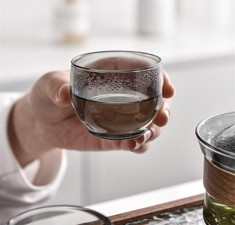 Elegante hitzebeständige Glastasse mit Walnussdeckel für Teeliebhaber