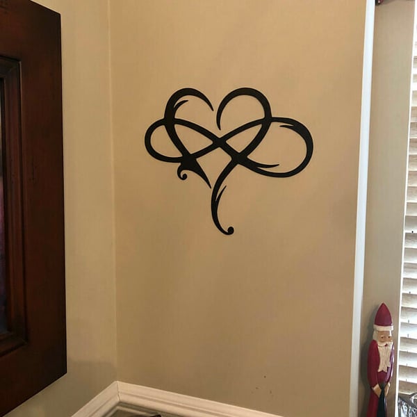 InfinityHeart Wanddekoration – Eisenskulptur mit Symbol der ewigen Liebe