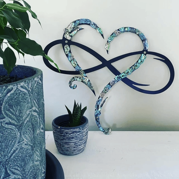 InfinityHeart Wanddekoration – Eisenskulptur mit Symbol der ewigen Liebe