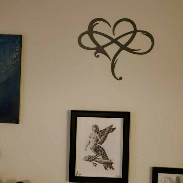 InfinityHeart Wanddekoration – Eisenskulptur mit Symbol der ewigen Liebe