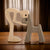 Handgefertigte Holzfigur von Hund und Mensch
